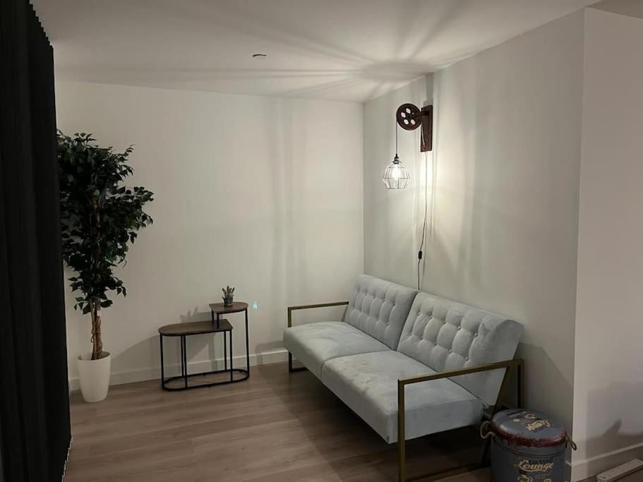 Bayard Luxe 2 Bedroom Penthouse Duplex ปีเตอร์โบโรห์ ภายนอก รูปภาพ