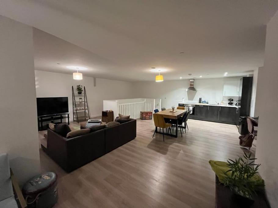 Bayard Luxe 2 Bedroom Penthouse Duplex ปีเตอร์โบโรห์ ภายนอก รูปภาพ